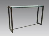 une console en métal et en verre avec un plateau en verre