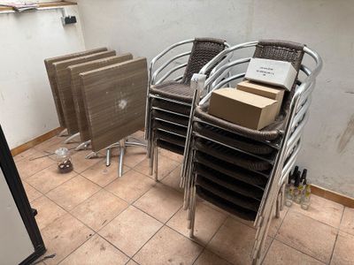 une pile de chaises sur lesquelles sont posées des cartons, dans une pièce