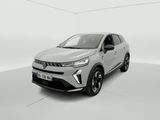 Un SUV blanc est garé dans une pièce blanche