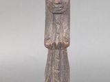 une sculpture en métal posée sur un socle en bois
