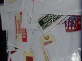 une pile de courrier posée sur une table