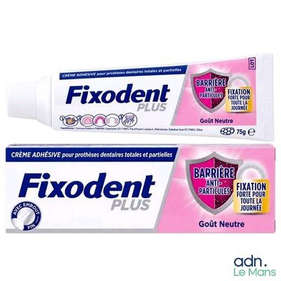 deux tubes de dentifrice Fixodent Plus sur fond blanc
