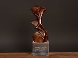 sculpture en bronze représentant la tête d'une femme, posée sur un socle en marbre