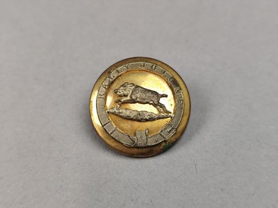 une image représentant une épingle de revers en or sur laquelle figure un chien