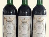 trois bouteilles de vin posées sur une table l'une à côté de l'autre
