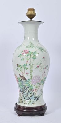 un vase blanc orné d'un oiseau et de fleurs