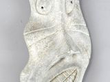 une image représentant un masque en pierre sur fond blanc
