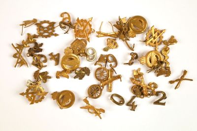 de nombreux pendentifs en or sur un fond blanc