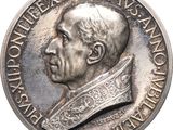 une image représentant une médaille d'argent sur laquelle figure le visage d'un homme