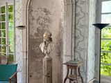 une photo d'un salon avec beaucoup de meubles