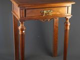 une vieille table en bois surmontée d'un tiroir