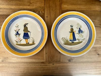 2 plats à bords jaunes en faïence émaillée polychrome à déco…