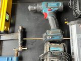 un grand nombre d'outils posés sur une table