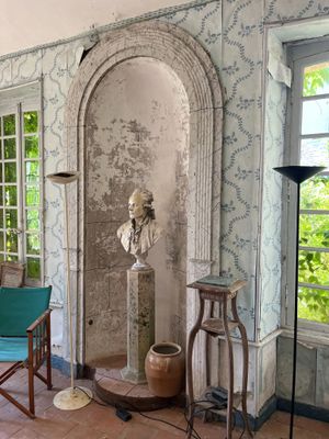 une photo d'un salon avec beaucoup de meubles