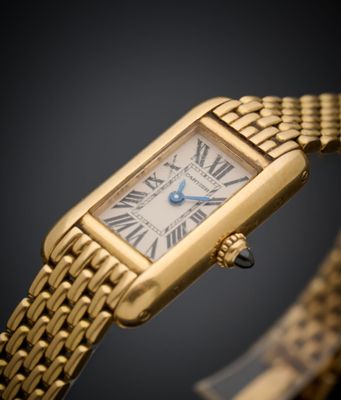 gros plan d'une montre-bracelet en or avec des chiffres romains