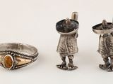 deux bagues en argent et une bague en argent sertie d'une pierre au centre