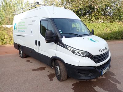 une camionnette blanche garée dans un parking