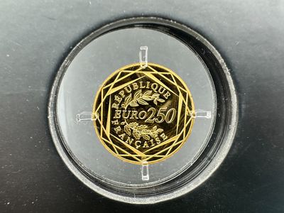 un gros plan d'une pièce de monnaie dans une vitrine posée sur une table