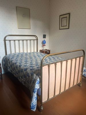 un lit recouvert d'une couette à motifs floraux bleus et blancs