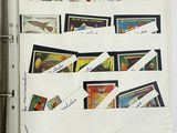 un classeur sur lequel sont collés tout un tas de timbres différents