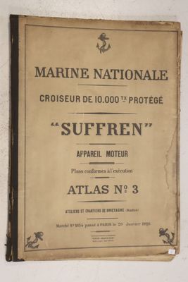 une vieille affiche accrochée au mur d'un immeuble, représentant un cheval