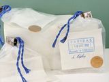 deux sachets de savon posés sur une table