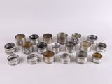 un assortiment de serviettes et de porte-serviettes en argent et en laiton