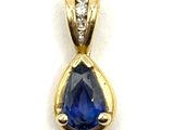 un gros plan d'un pendentif en saphir bleu et diamants sur fond blanc