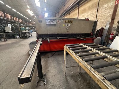 une photo d'une machine dans une usine