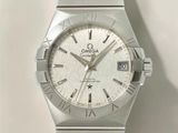 une montre en argent avec des chiffres romains sur le cadran