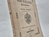 un vieux livre posé sur une table sur une surface blanche