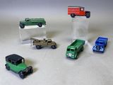 quatre petites voitures posées sur une table