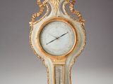 une horloge accrochée au mur