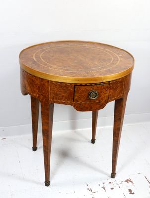 l'image d'une petite table avec un tiroir
