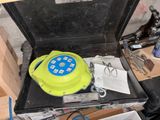une boîte contenant un objet jaune et bleu