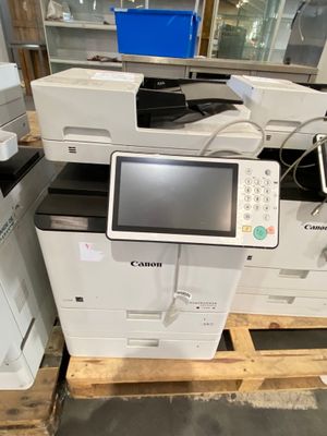 une imprimante posée sur une palette dans une pièce