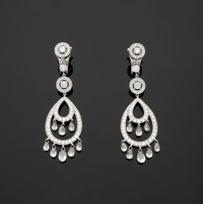 une paire de boucles d'oreilles en diamant et or blanc