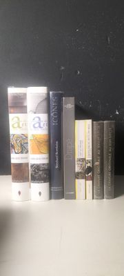 beaucoup de livres qui traînent sur une étagère