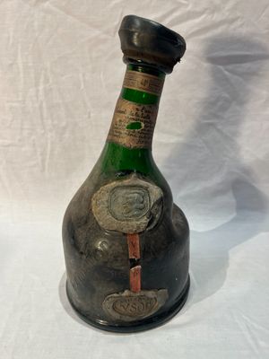 une bouteille de vin posée sur une table
