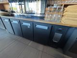 un comptoir sur lequel sont posés plusieurs verres