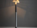 une lampe posée sur une table dans une pièce
