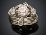 gros plan d'une bague en diamant sur une surface noire