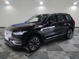un SUV Volvo noir garé dans un garage dont le sol est en damier