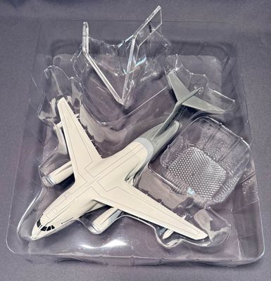 un récipient en plastique contenant un petit avion en plastique