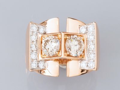 une image représentant une bague en or sertie de diamants sur un fond gris