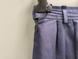 une paire de ciseaux qui dépasse de la poche d'un pantalon