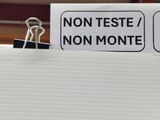 a sign that says no teste, non monte and a paper clip