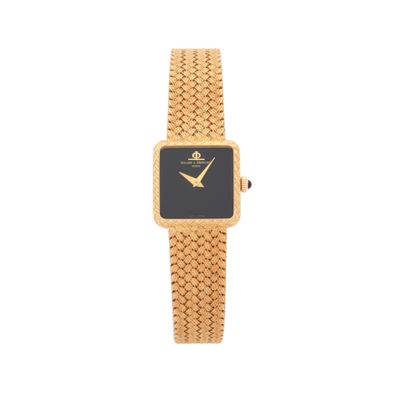 gros plan d'une montre-bracelet en or sur fond blanc