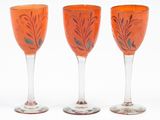 trois verres à vin décorés, posés les uns à côté des autres