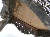 un oiseau perché au sommet d'une structure en bois